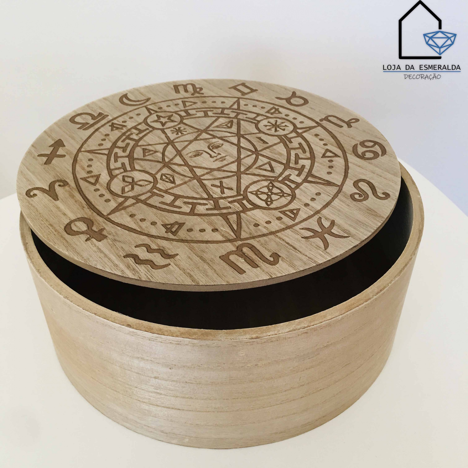 Caixa redonda em madeira clara com símbolos do zodíaco na tampa