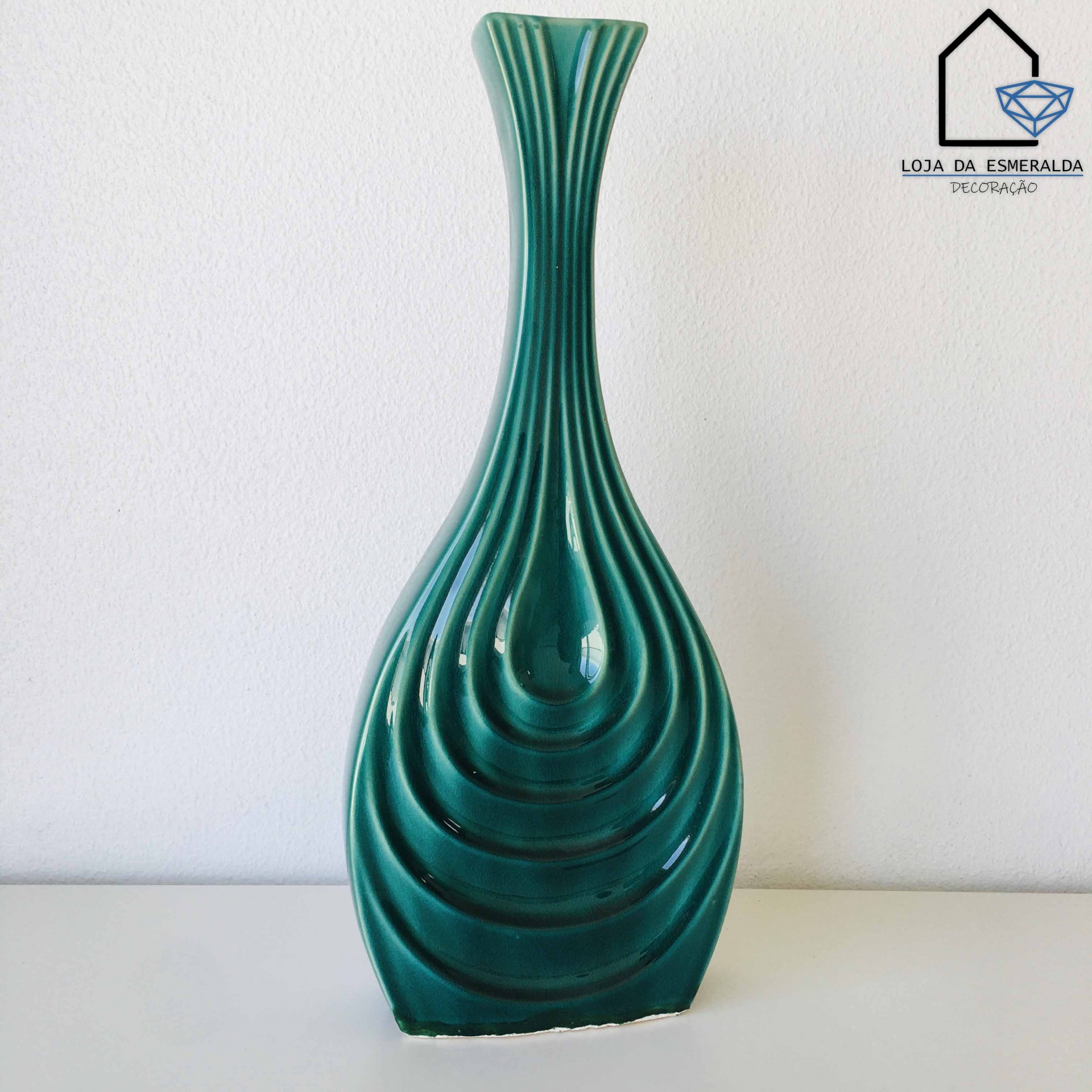 Jarro decorativo verde em cerâmica com padrão ondulado