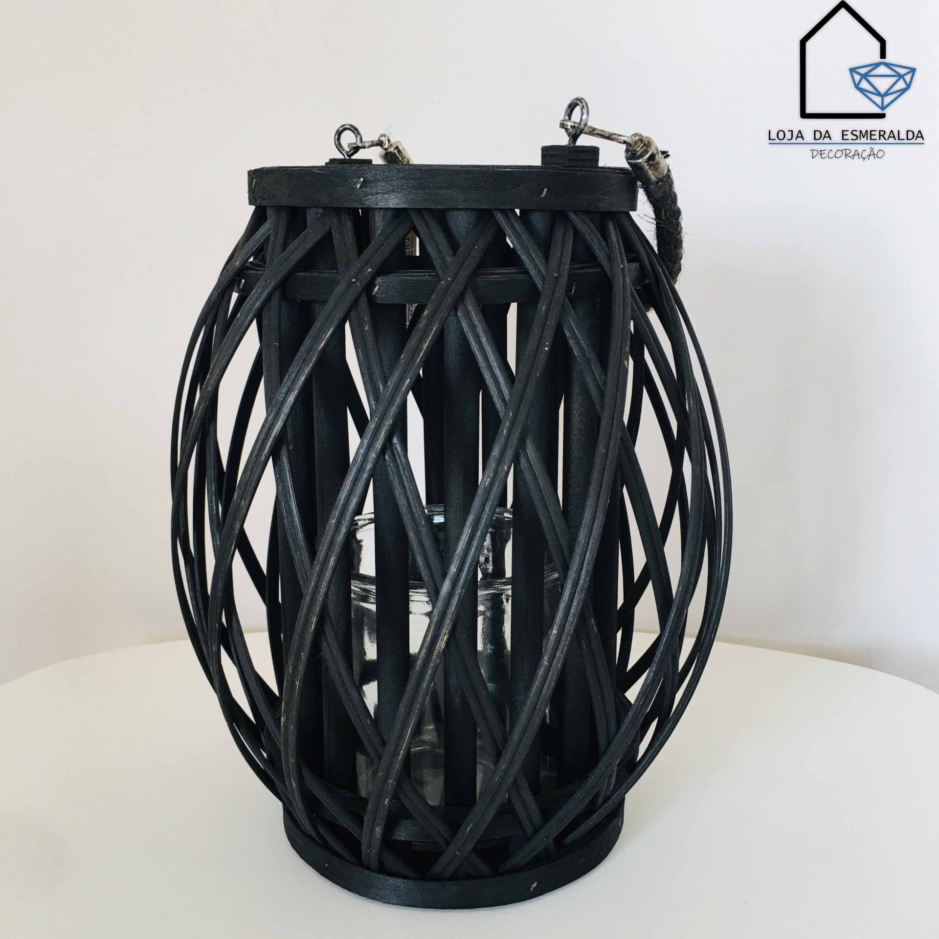 Lanterna decorativa preta em material entrelaçado com suporte de vidro interno para vela