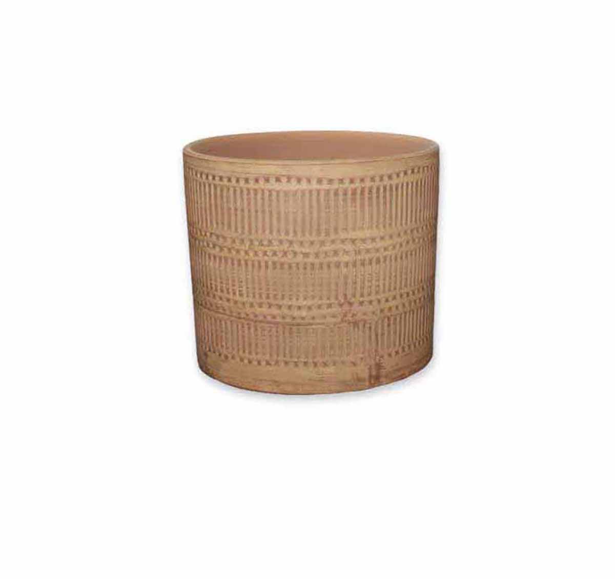 Pote cilíndrico em barro com padrão geométrico entalhado