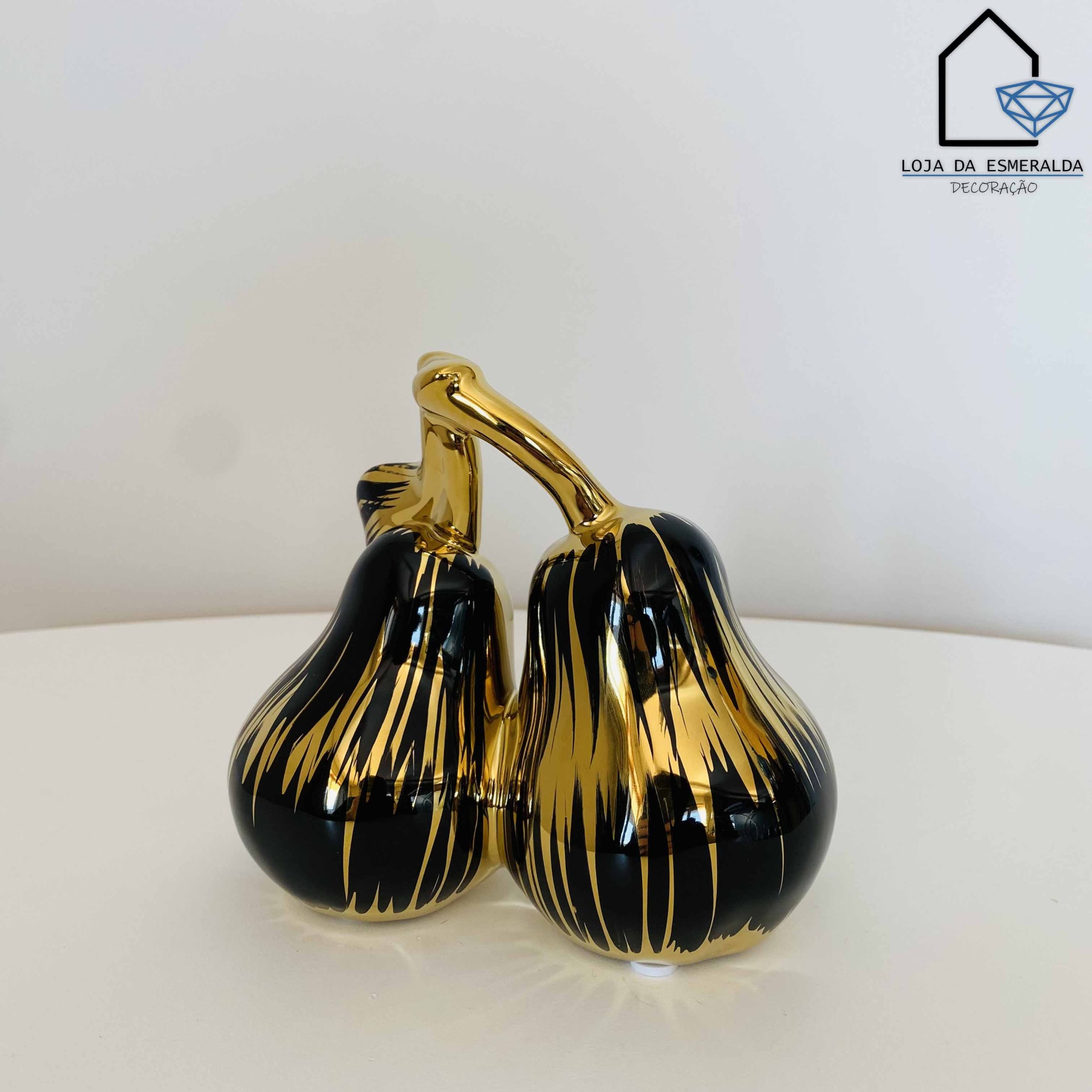 Escultura decorativa de dois figos preto e dourado