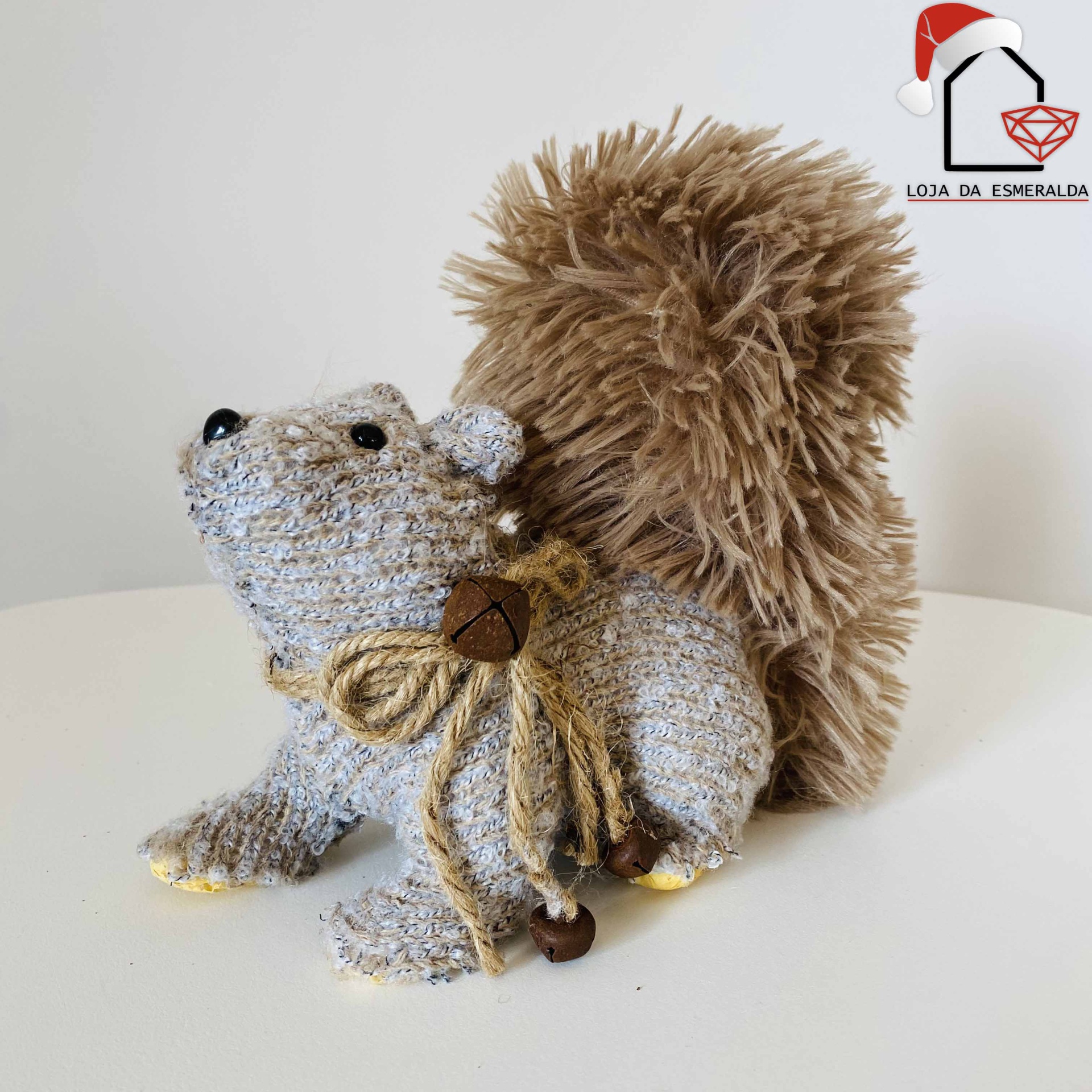 Figura decorativa de esquilo em tecido cinzento com cauda castanha felpuda