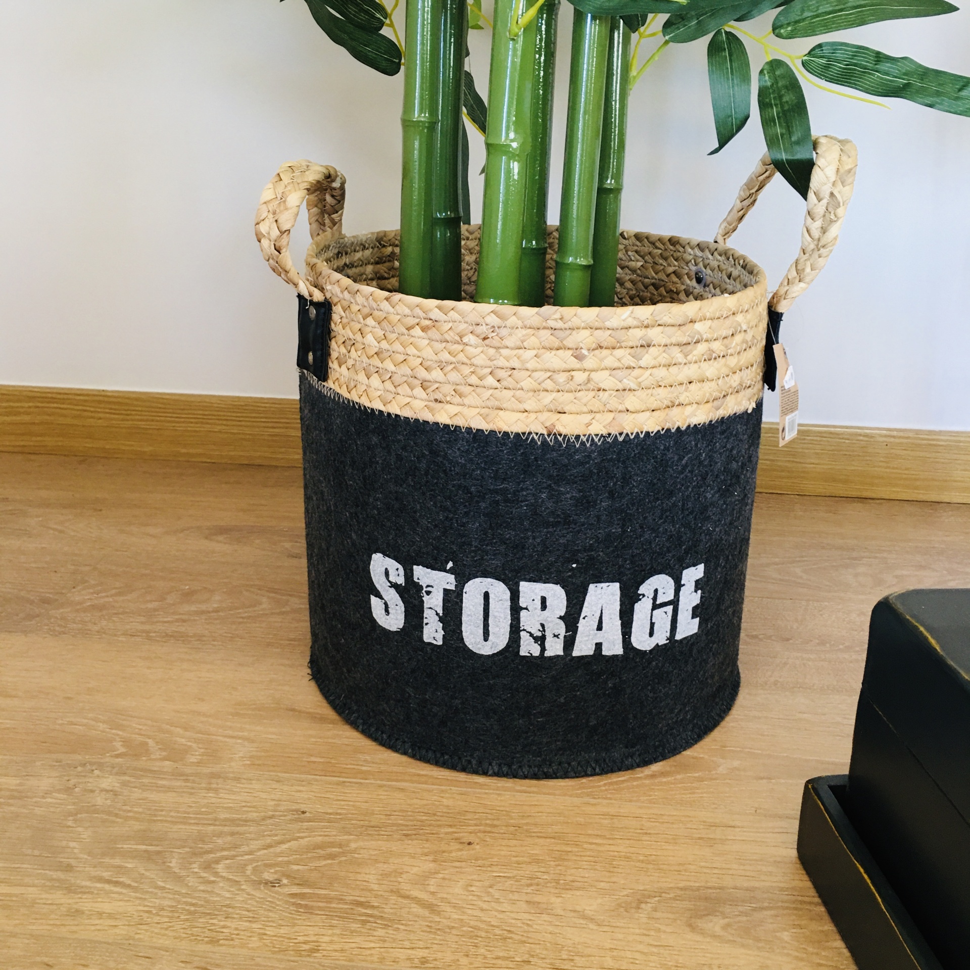 Cesto de armazenamento preto e palha com alças e texto STORAGE
