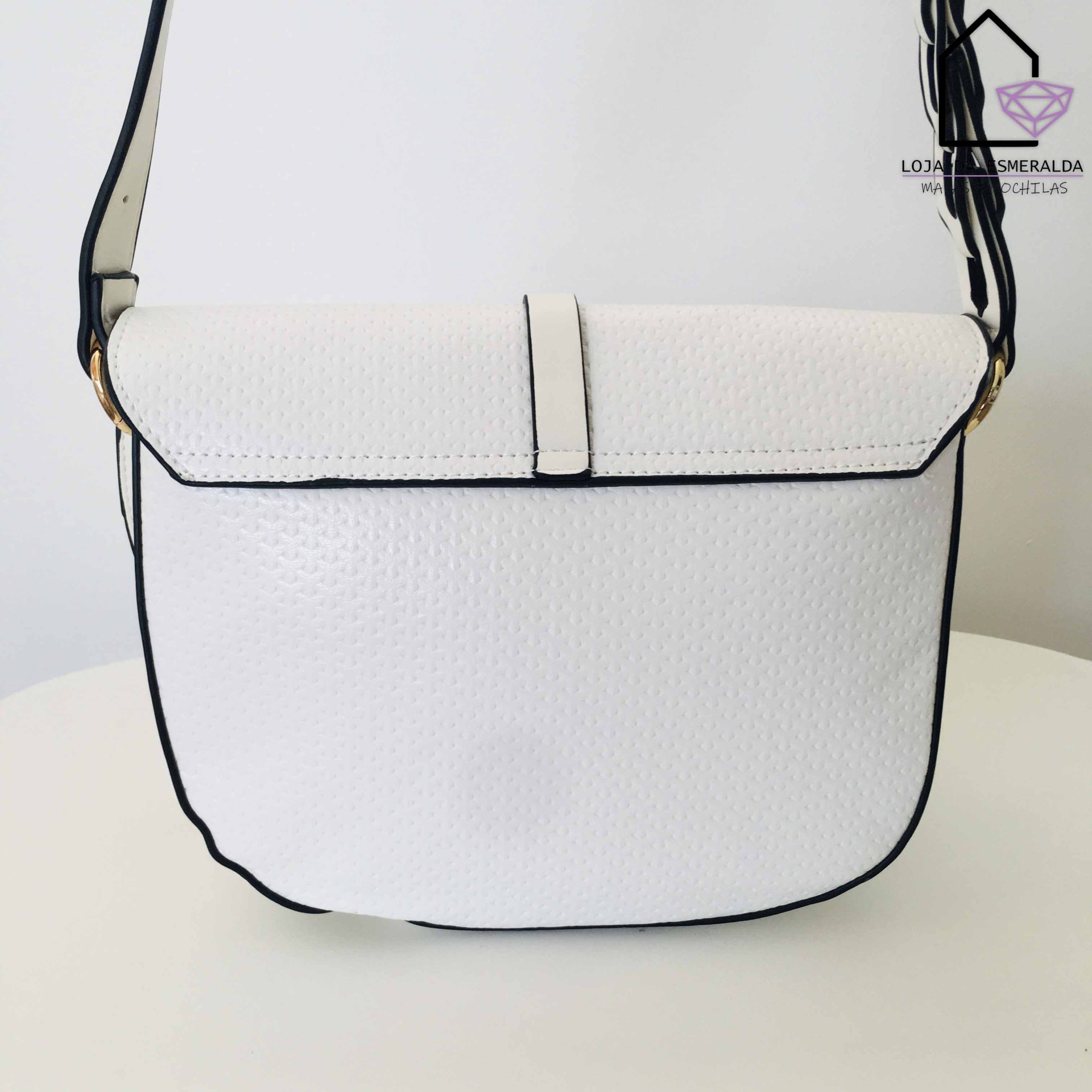 Mala branca em couro sintético com alça ajustável sobre fundo branco