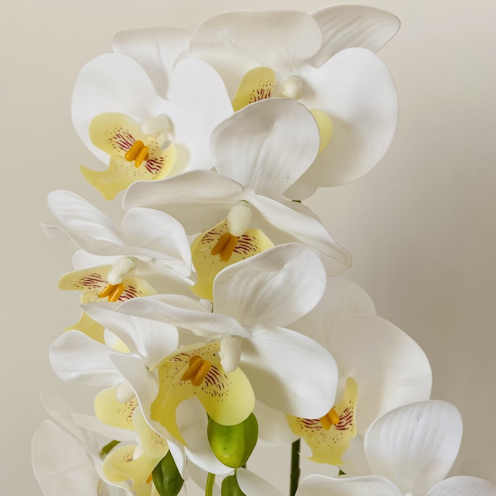 Ramo de orquídeas artificiais brancas e amarelas com detalhes roxos e caules verdes