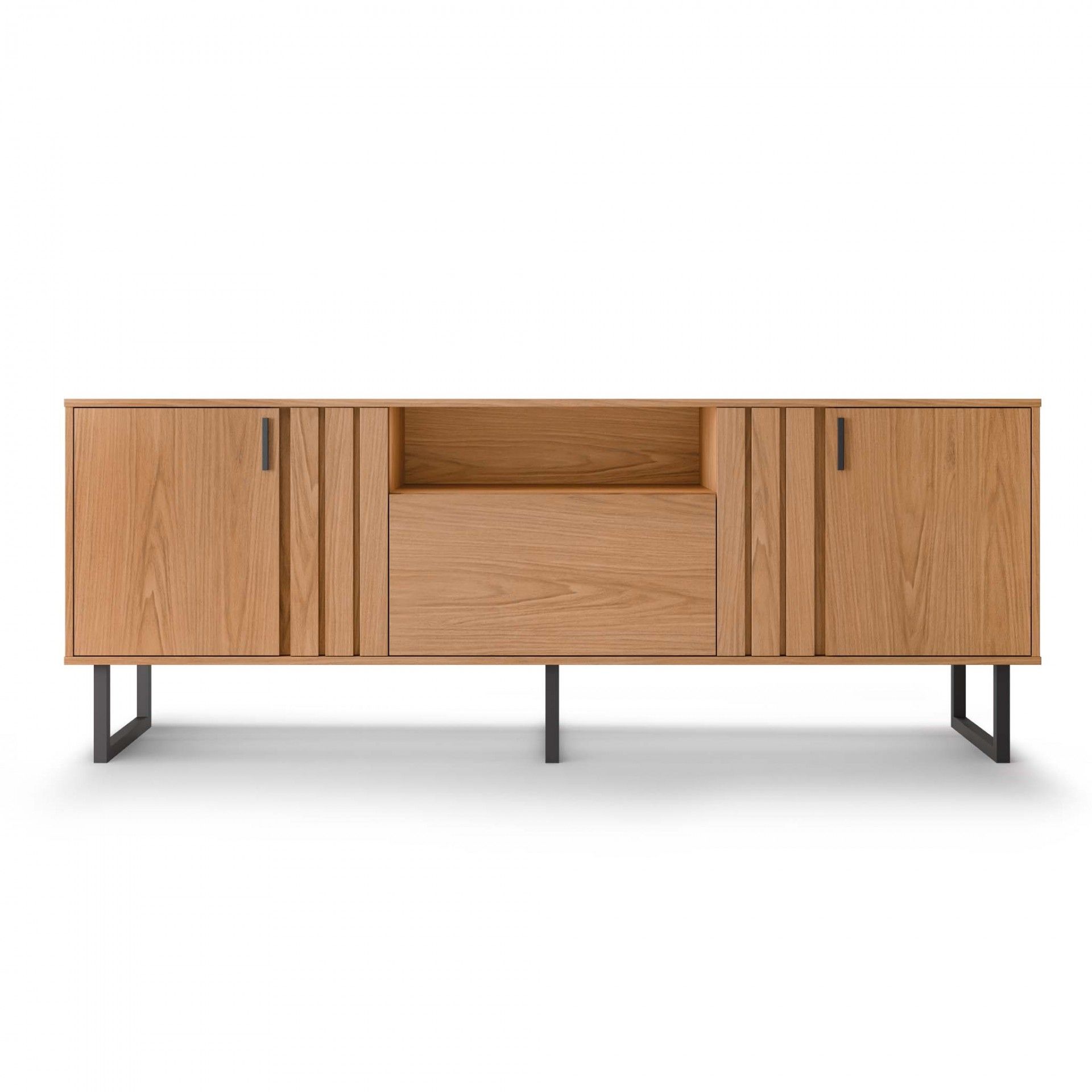 Móvel em madeira clara com portas, gaveta e pés metálicos pretos