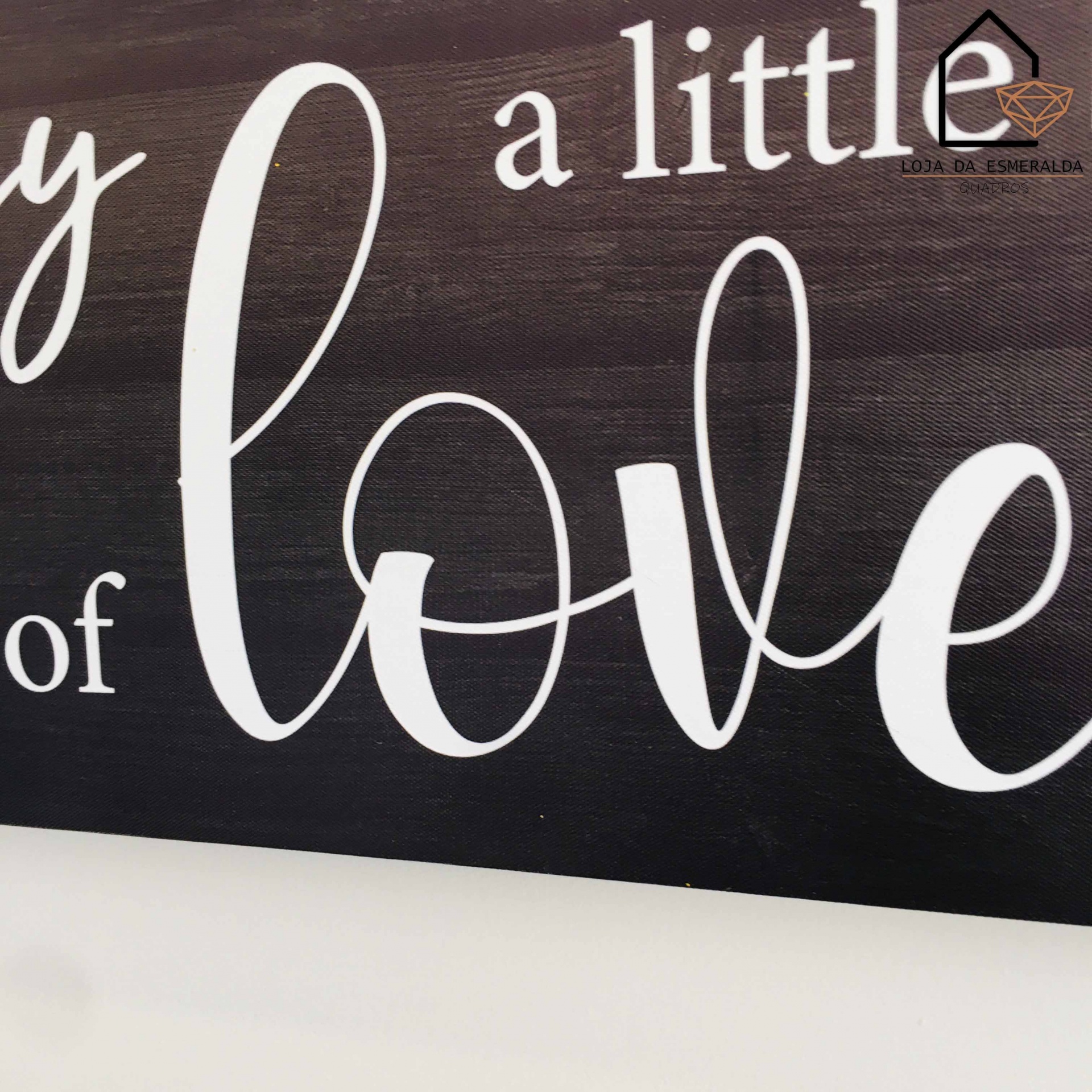 Tela decorativa preta com texto branco 'a little love of'
