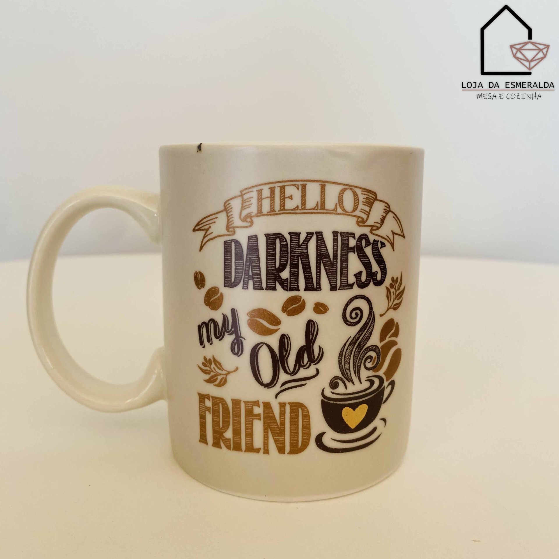 Caneca branca com texto e ilustrações relacionadas com café