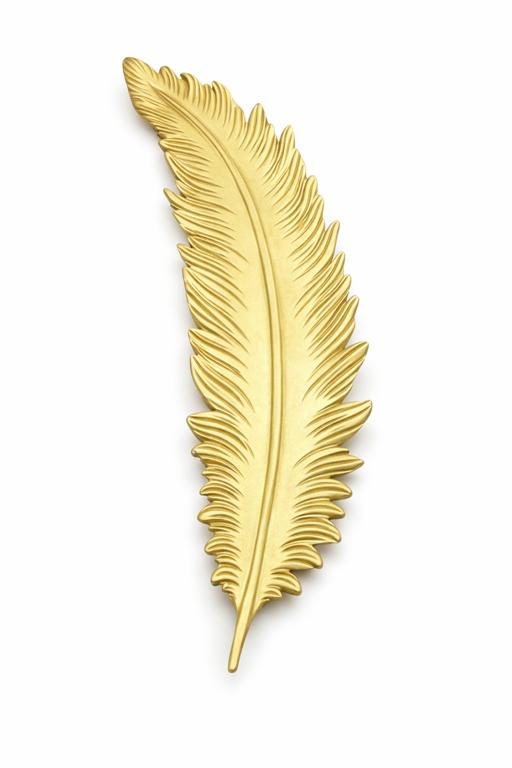 Placa decorativa dourada em forma de pena com textura detalhada