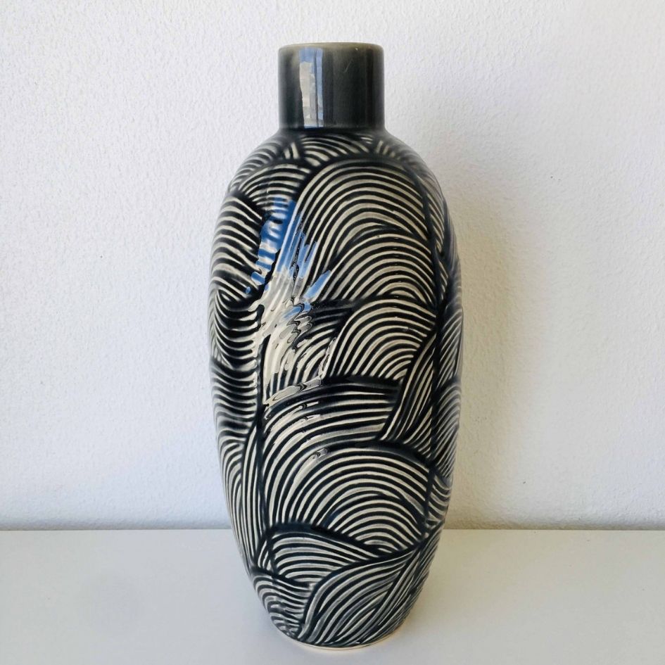 Vaso cerâmico preto com padrões ondulados brancos