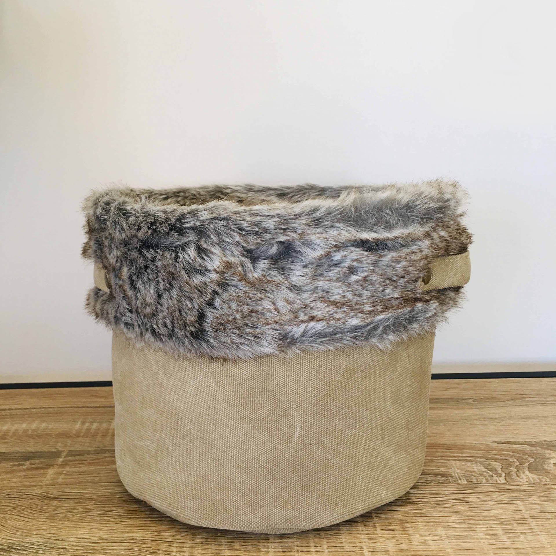 Cesto de tecido bege com aba de pele sintética castanha e cinzenta