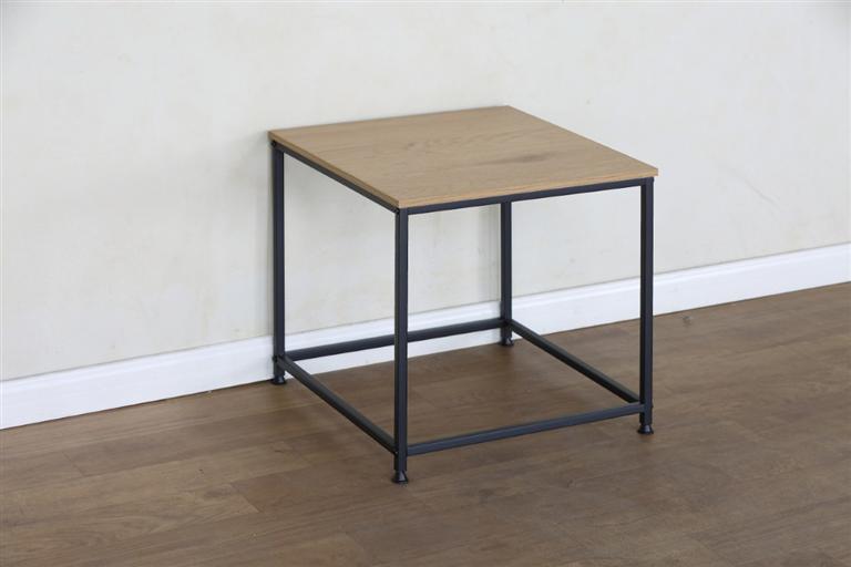 Mesa quadrada com tampo de madeira clara e estrutura metálica preta