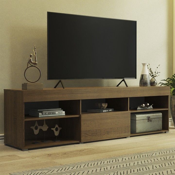 Móvel de TV em madeira castanha com televisão e decoração numa sala