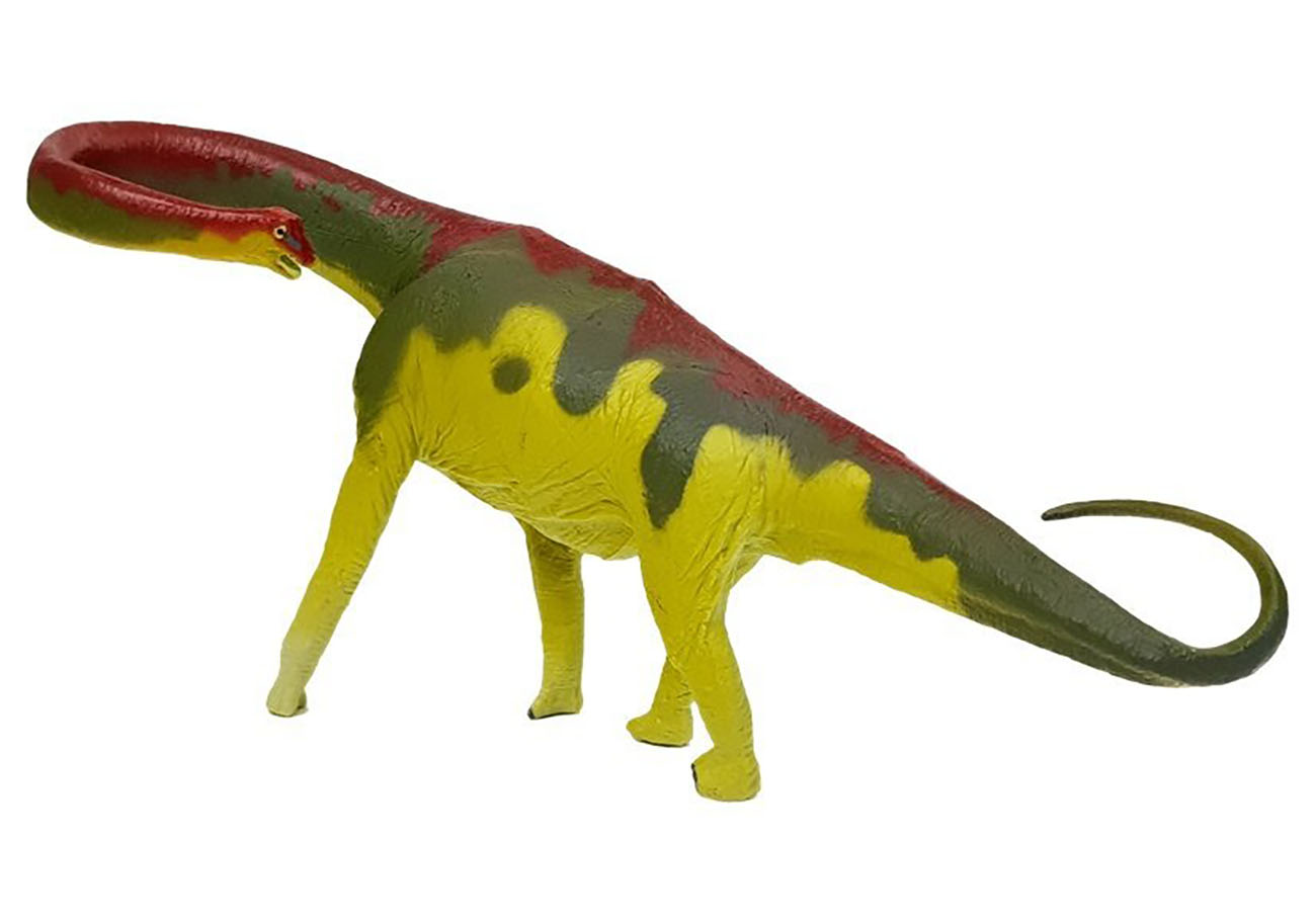 Figura de dinossauro amarelo, verde e vermelho sobre fundo branco