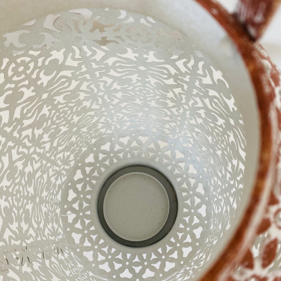 Luminária decorativa branca com padrão recortado floral e geométrico interior