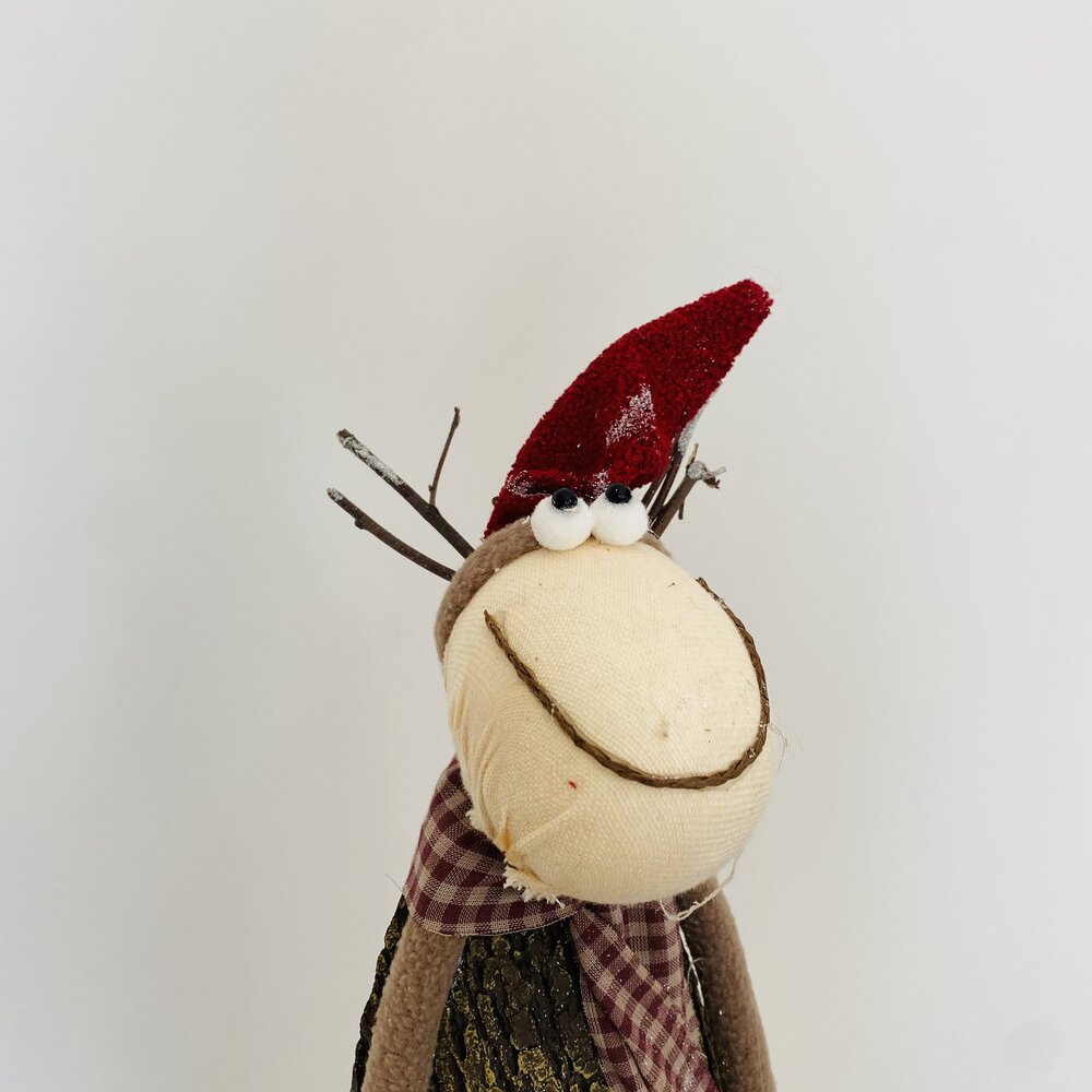 Boneco decorativo de rena com chapéu de Natal vermelho e cachecol xadrez