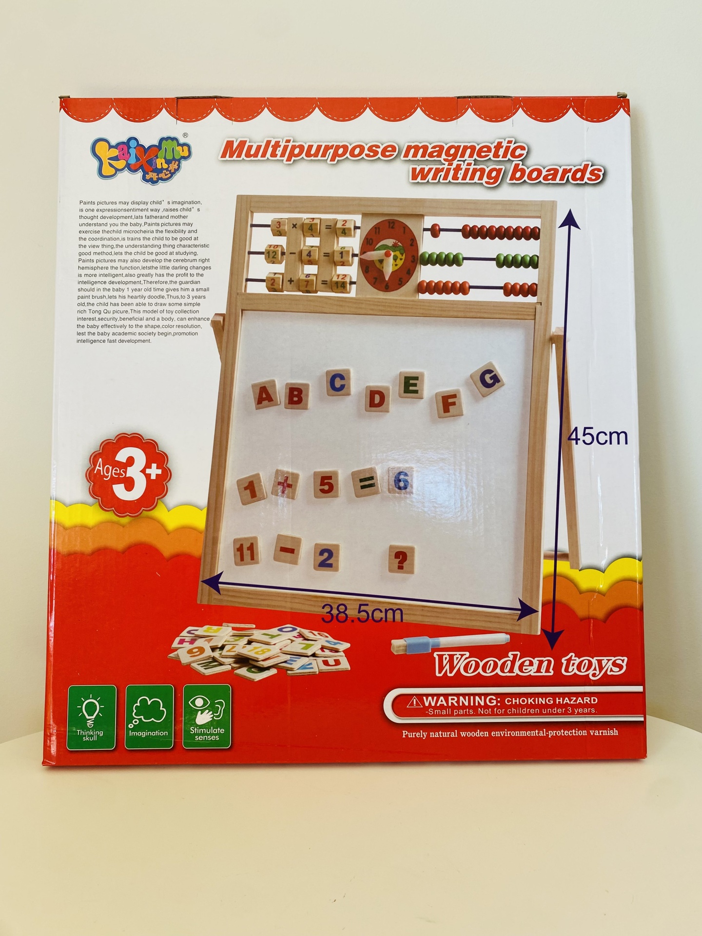 Caixa de quadro magnético de madeira com letras coloridas e ábaco