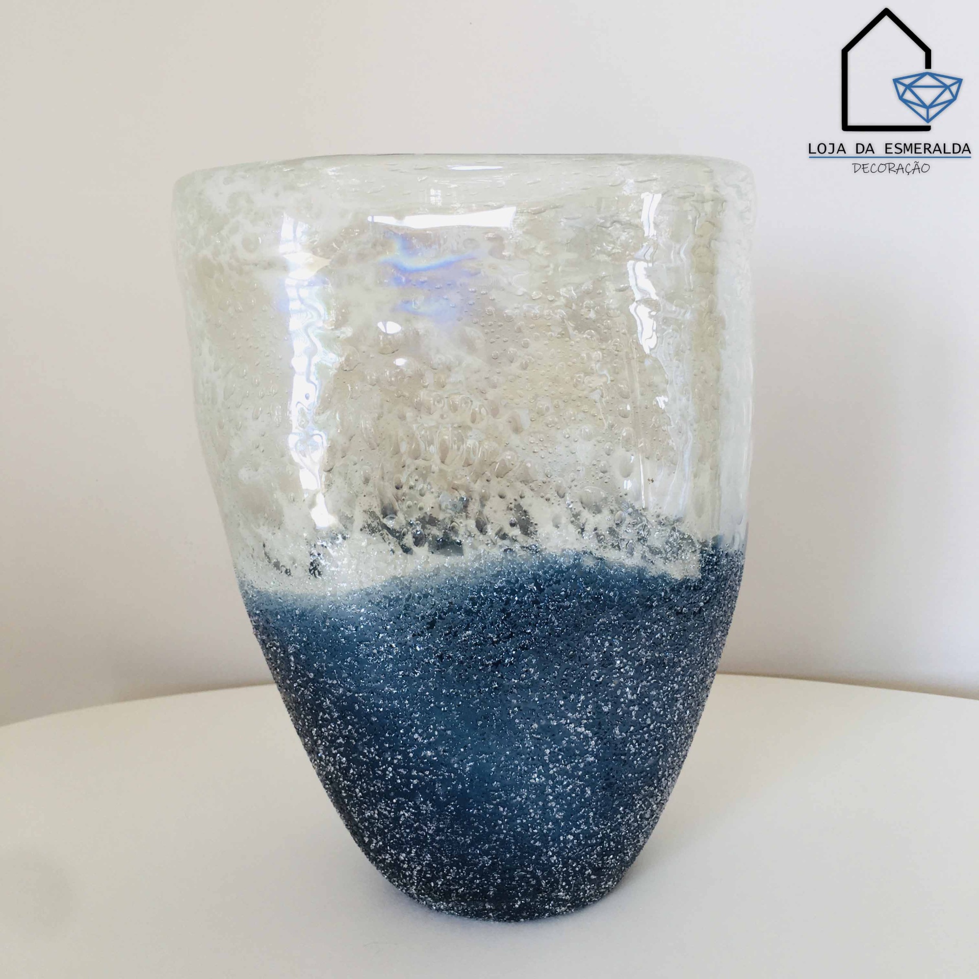Vaso decorativo em vidro transparente com padrão azul e branco