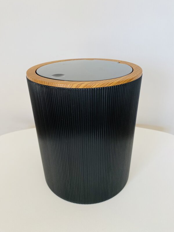 Recipiente cilíndrico preto com tampa de madeira clara