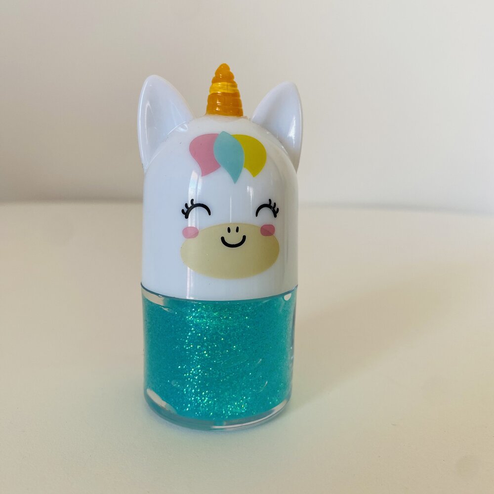 Frasco de verniz azul com tampa em forma de unicórnio branco com chifre amarelo e crina colorida