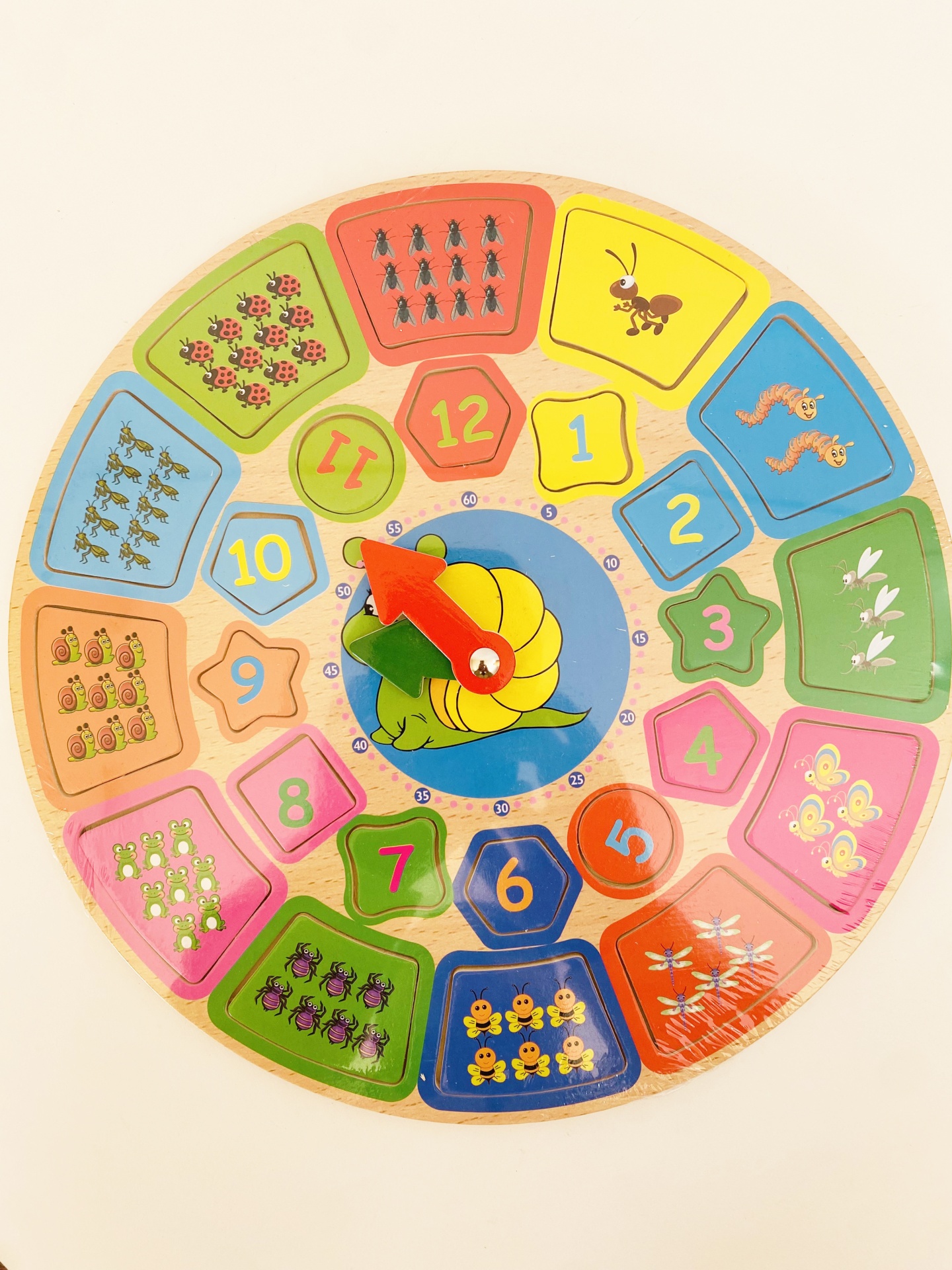 Relógio de madeira colorido com números e desenhos de insetos.