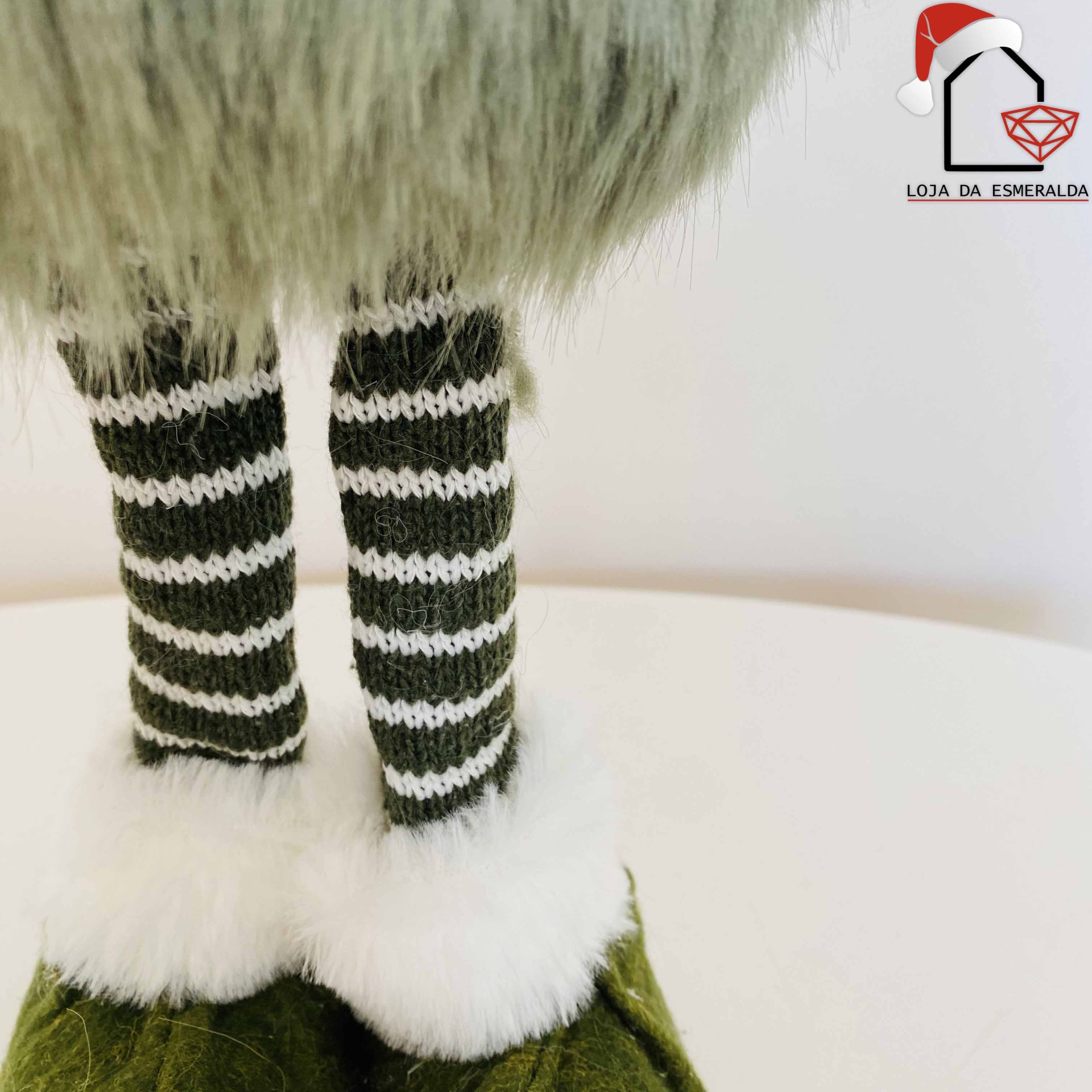 Pernas de boneco decorativo com meias às riscas verde e branco e calçado verde