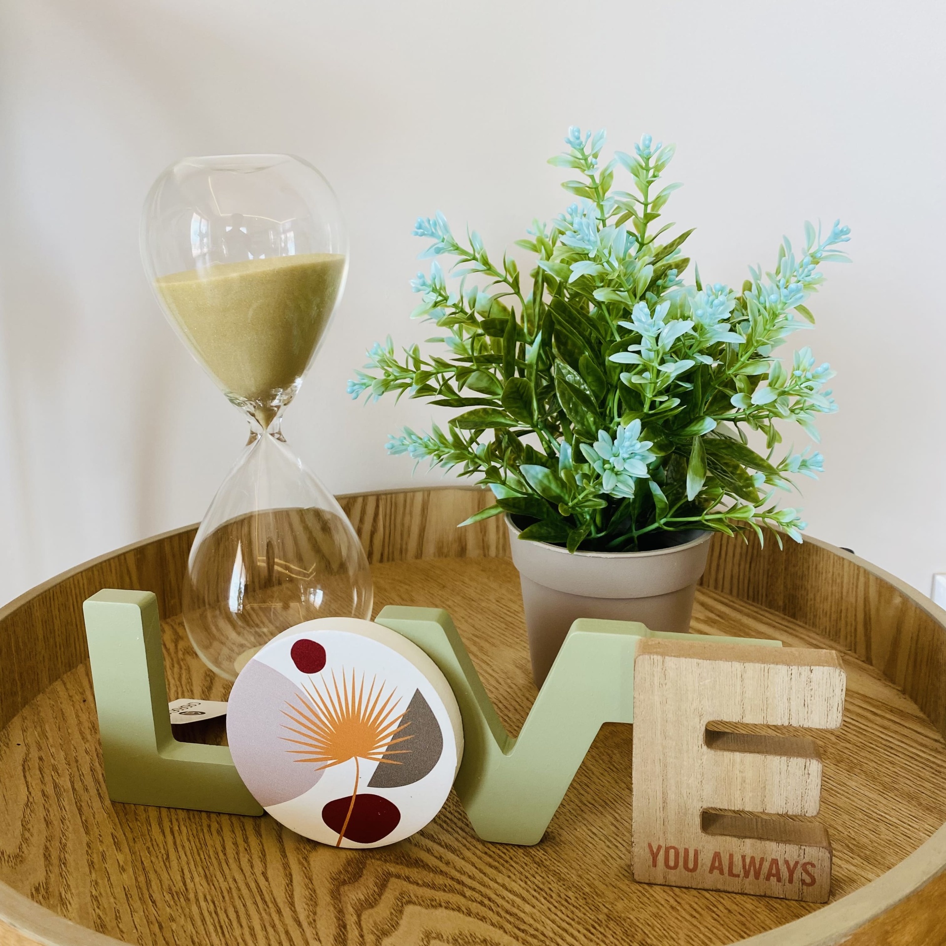 Relógio de areia, planta artificial e letras decorativas LOVE em madeira