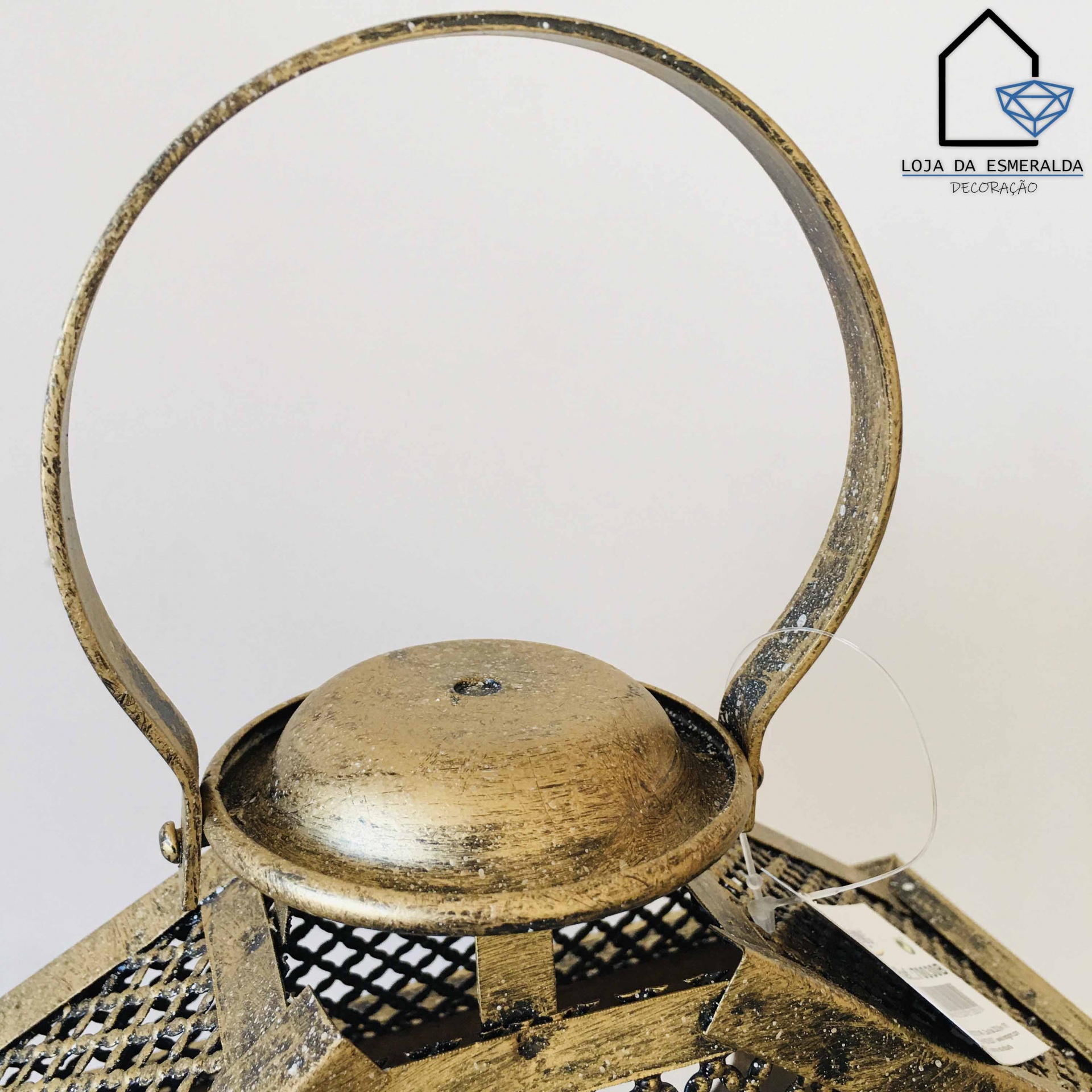 Lanterna metálica dourada envelhecida com alça e etiqueta, fundo branco, logo loja da esmeralda decoração