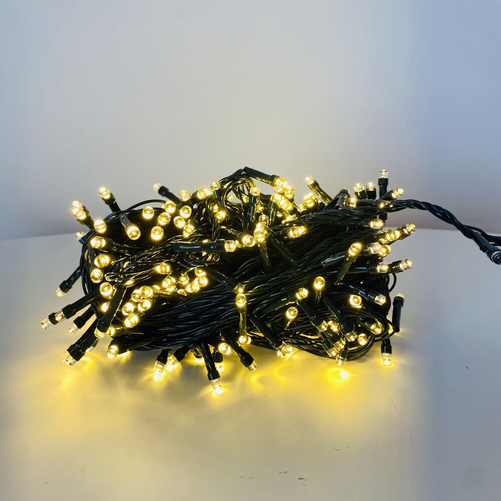 Luzes decorativas LED amarelas com fios pretos acesas