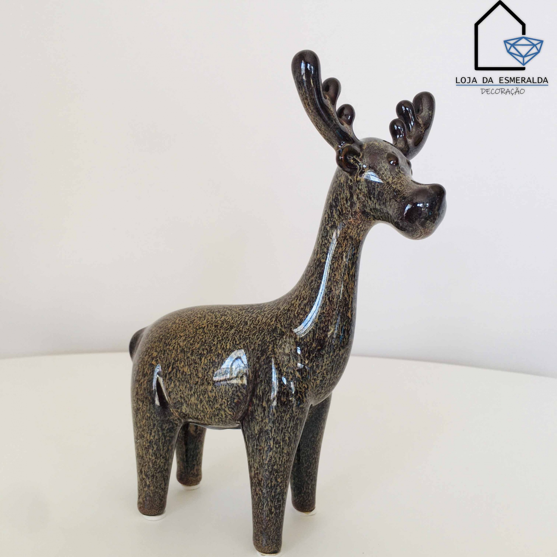 Estatueta de veado castanha brilhante com chifres e olhos pintados