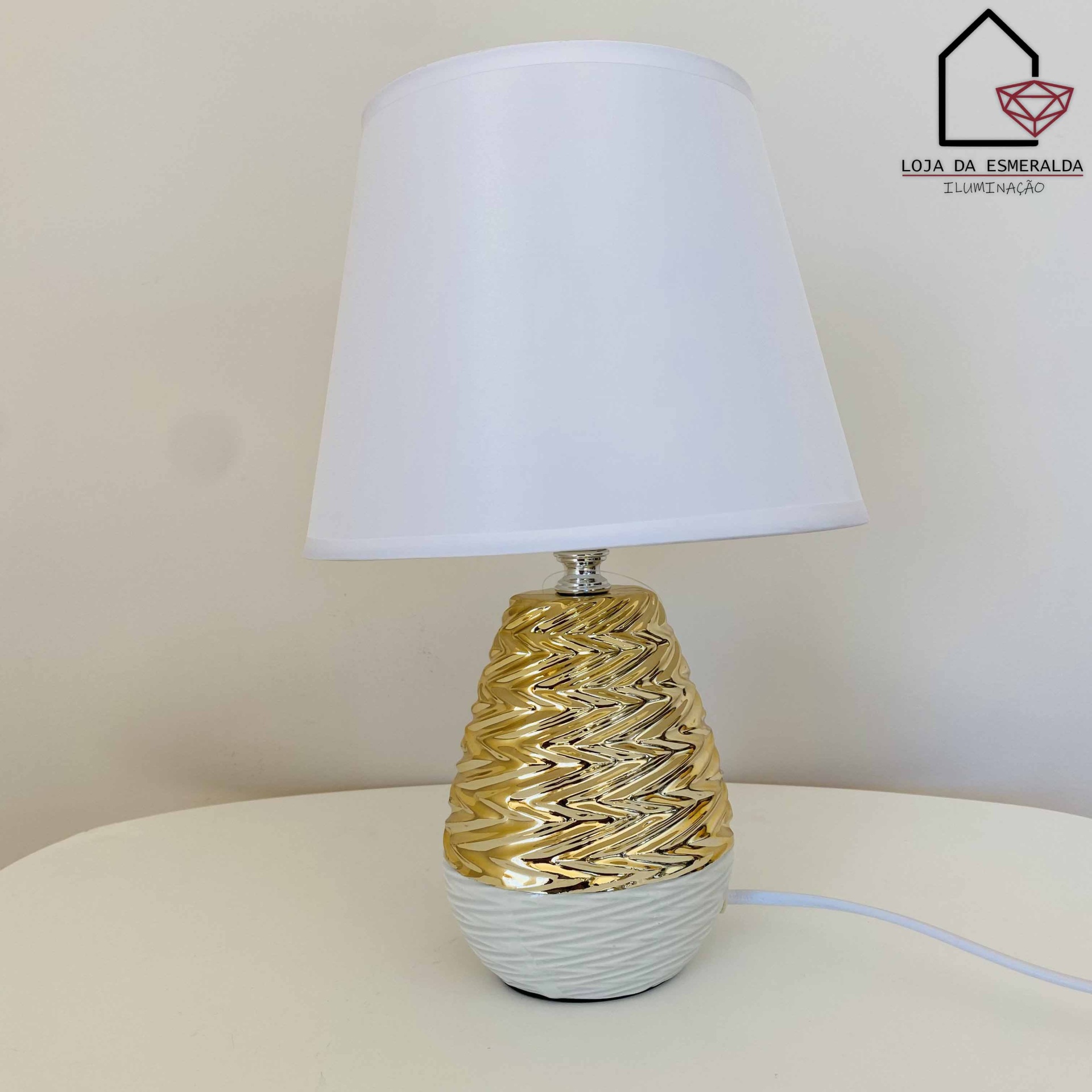 Abajur dourado texturizado com cúpula branca