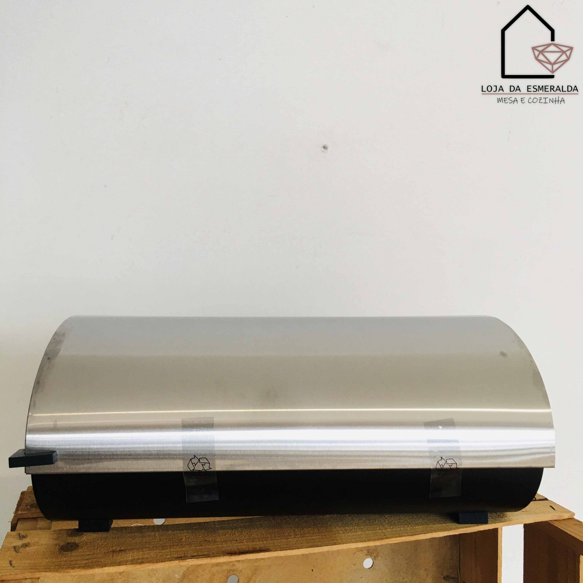 caixa de pão de aço inoxidável com base preta em madeira