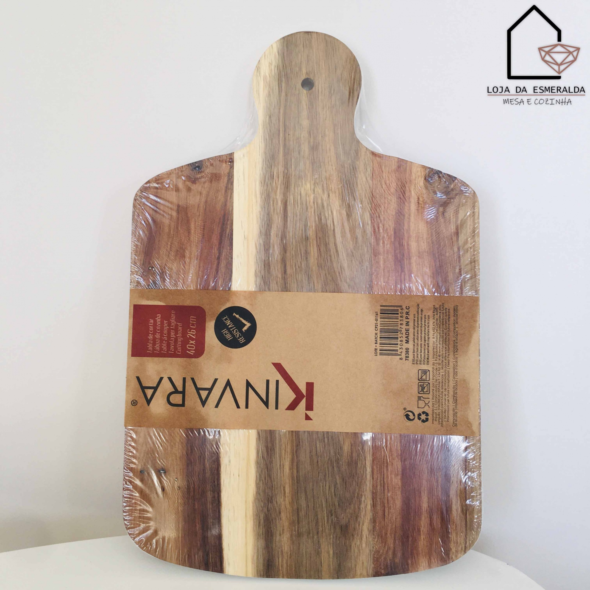 Tábuas de corte de madeira Kinvara embaladas sobre fundo branco com logotipo Loja da Esmeralda.