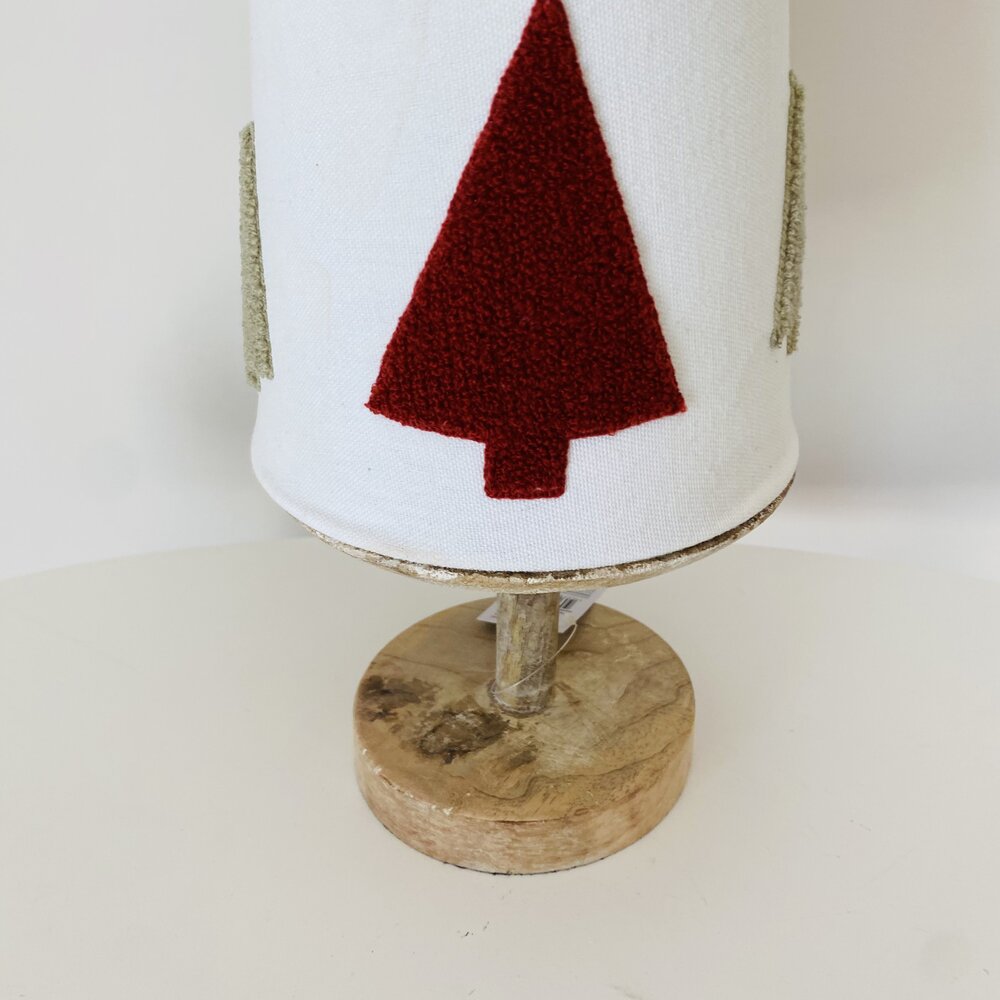 Candeeiro de mesa com base em madeira e cúpula branca decorada com árvore de Natal vermelha