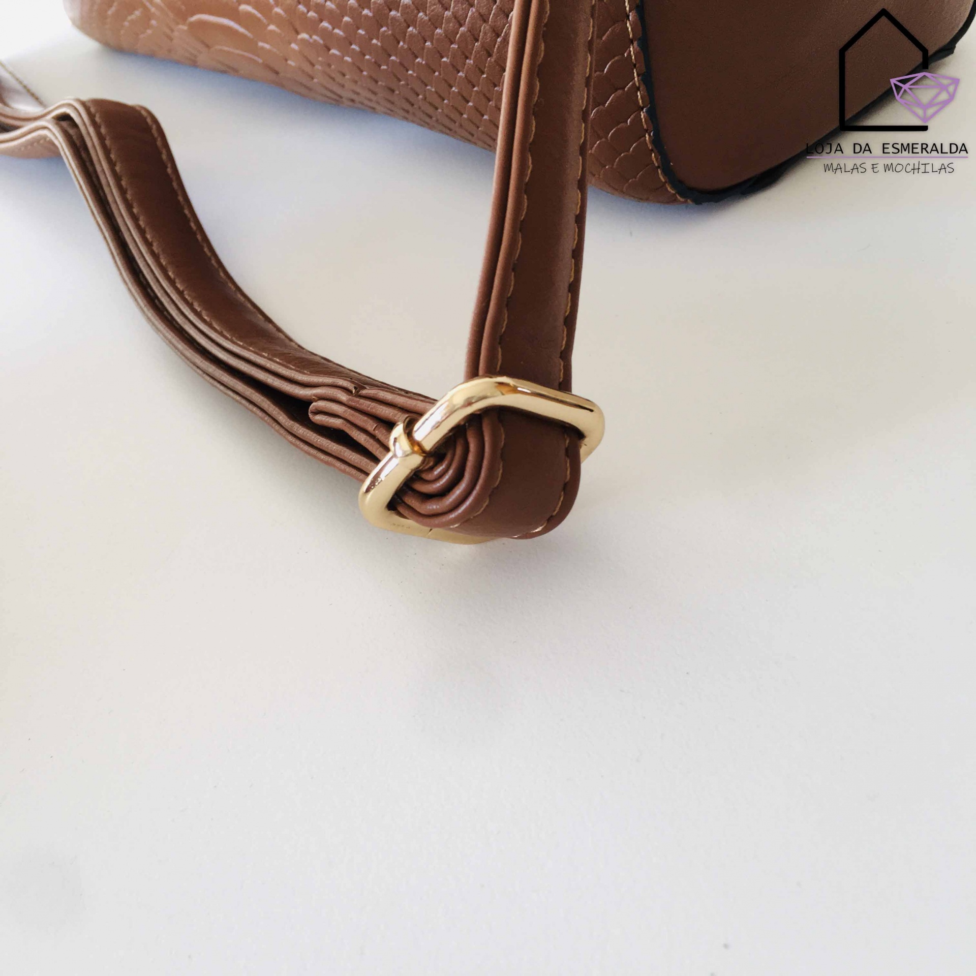 Alça de mala castanha com fivela dourada e textura trançada
