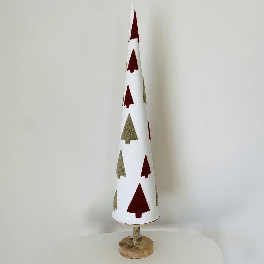 Árvore decorativa cónica branca com padrões de árvores bordadas e base de madeira