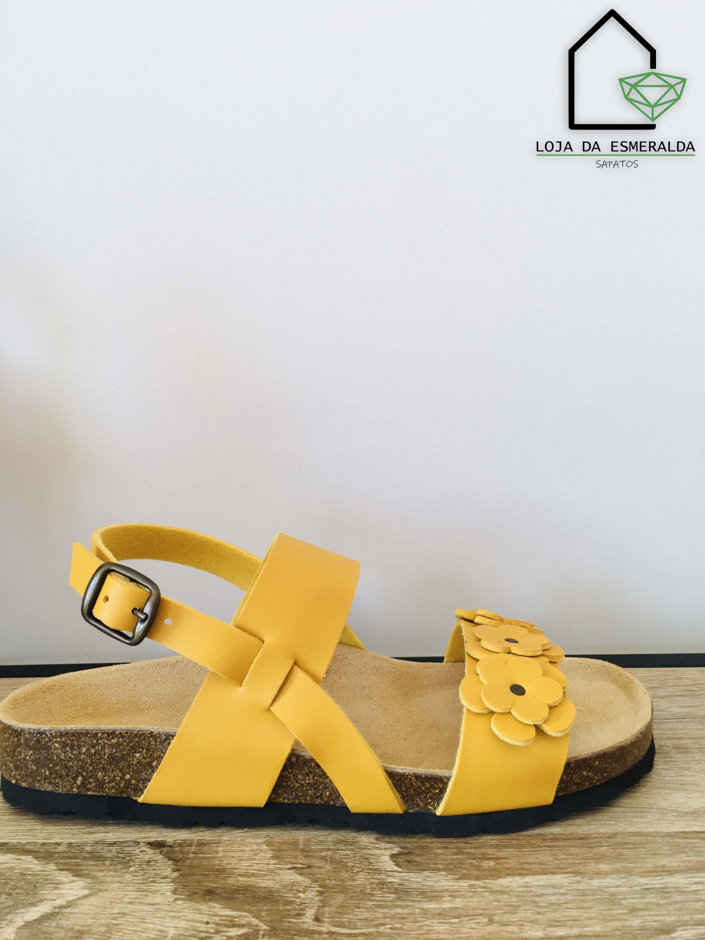 Sandália amarela com flores e sola de cortiça