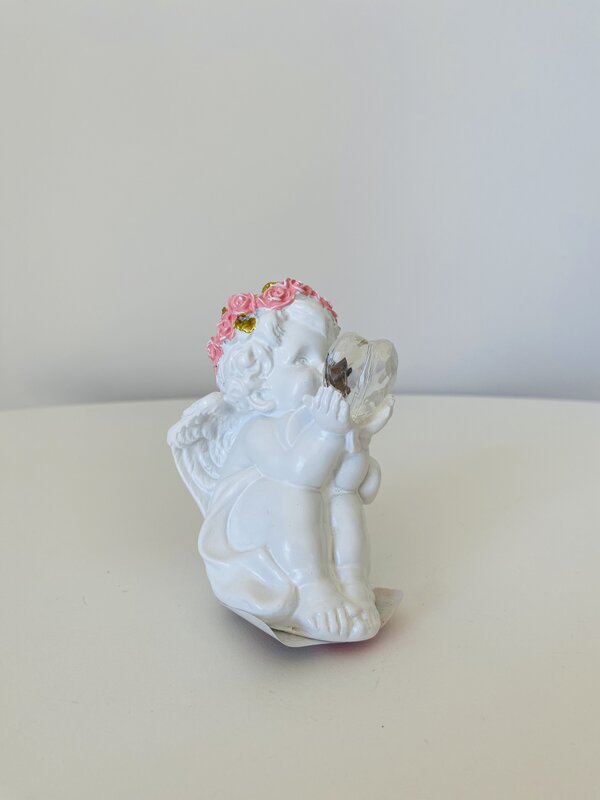 Estatueta de anjo branco com flores rosas e coração transparente