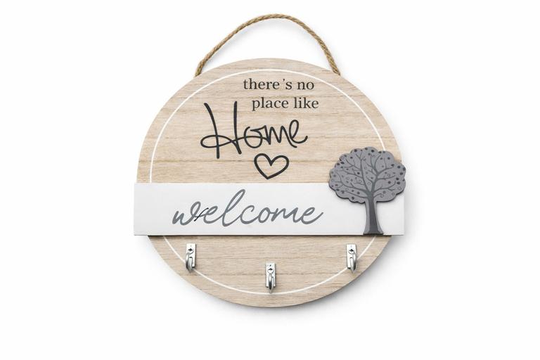 Placa de madeira redonda com texto de boas-vindas e ganchos