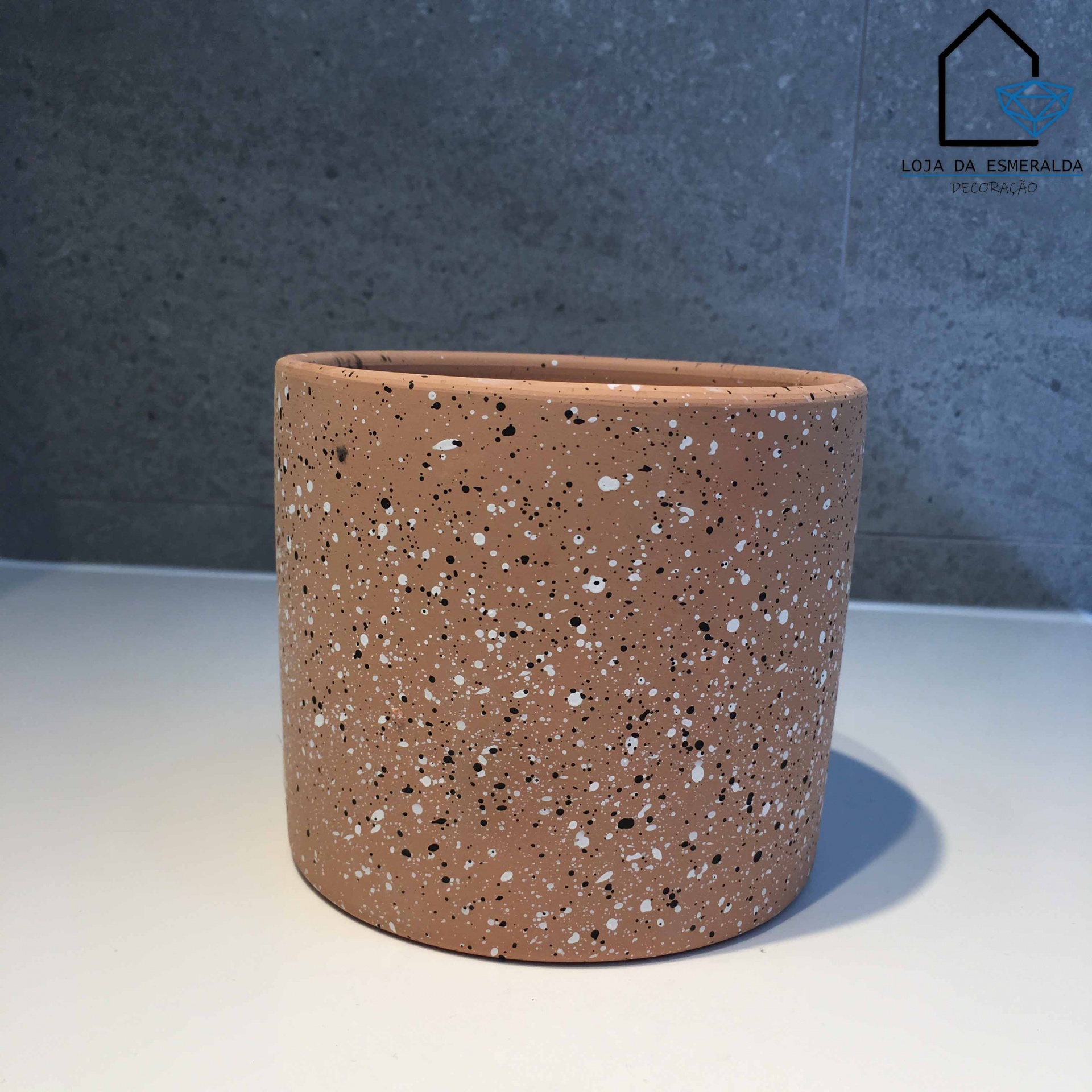 Vaso cilíndrico de cerâmica castanha com manchas brancas e pretas