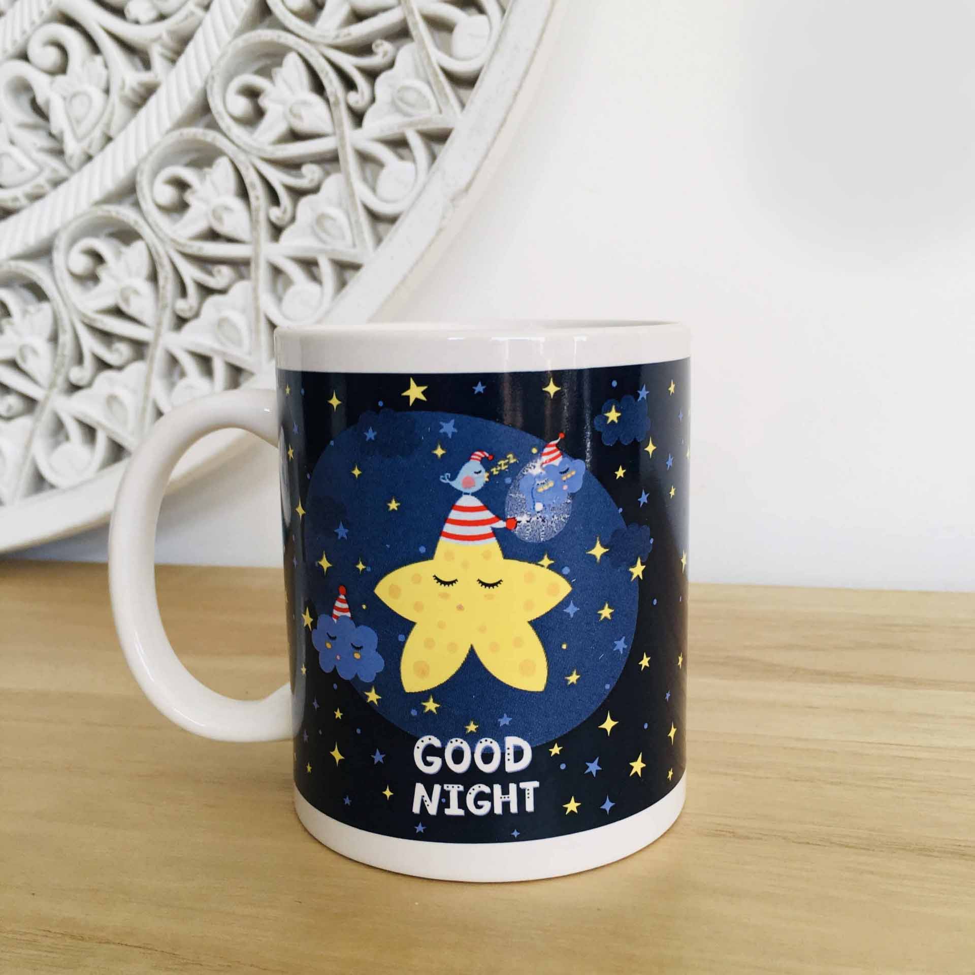 Caneca branca com padrão de estrelas e texto GOOD NIGHT