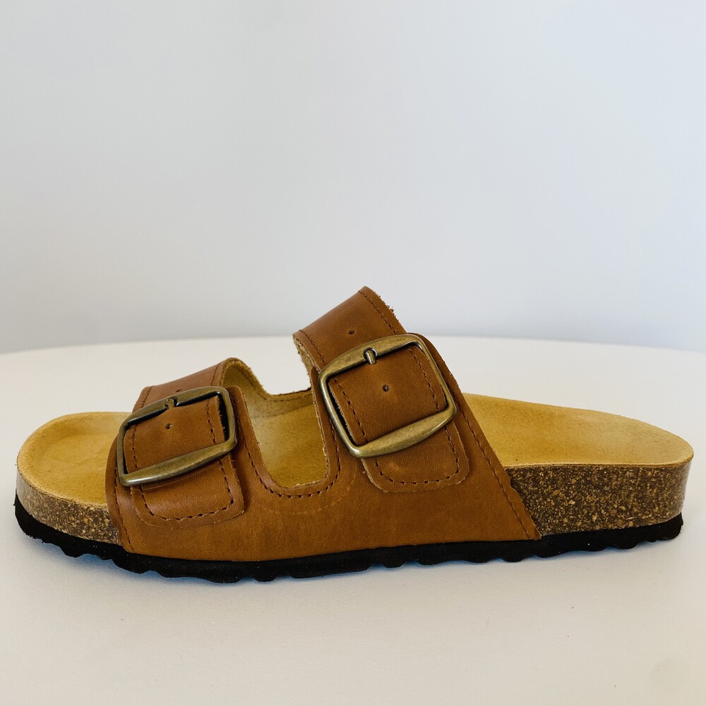 Sandália castanha com fivelas douradas e sola de cortiça em fundo branco