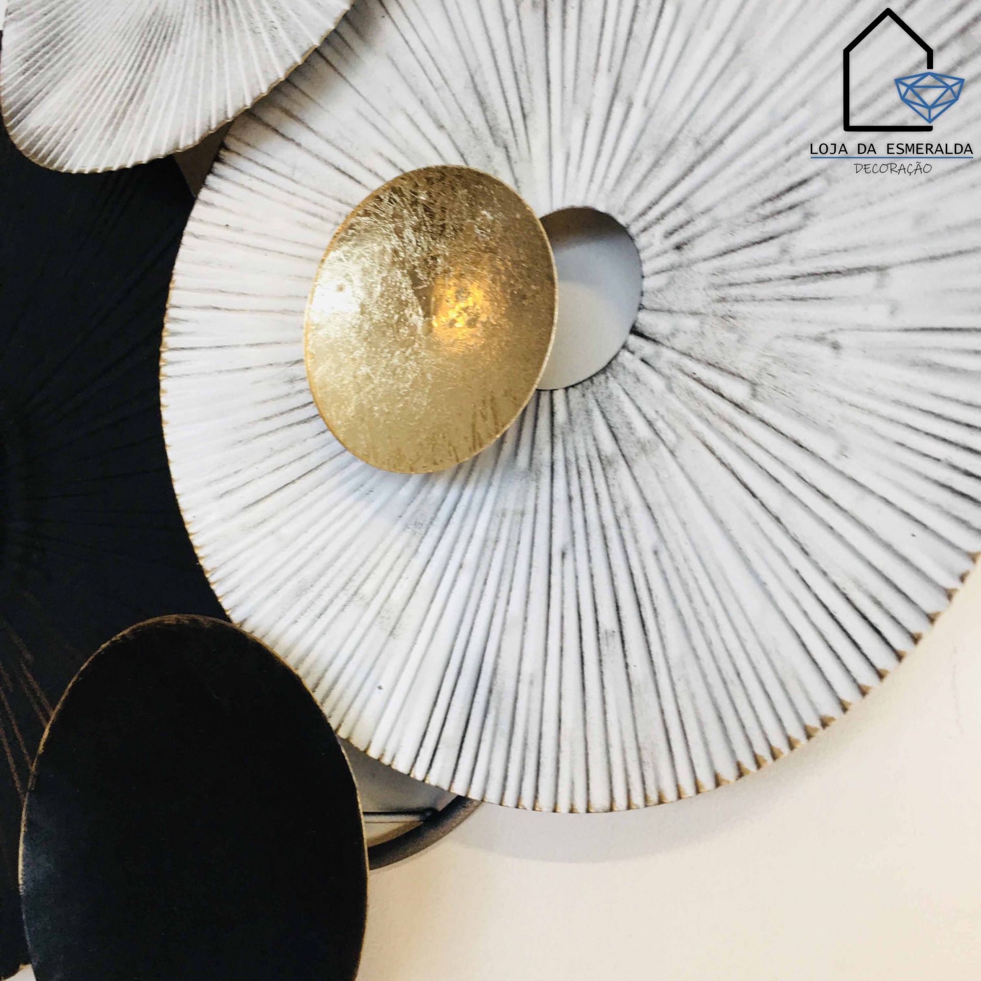 Decorações de parede redondas texturadas em branco, preto e dourado com logótipo da loja