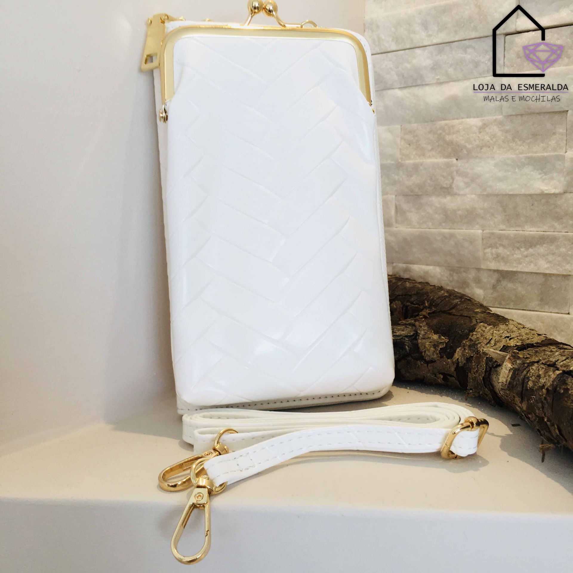 Carteira ou bolsa branca com padrão em relevo e fecho dourado
