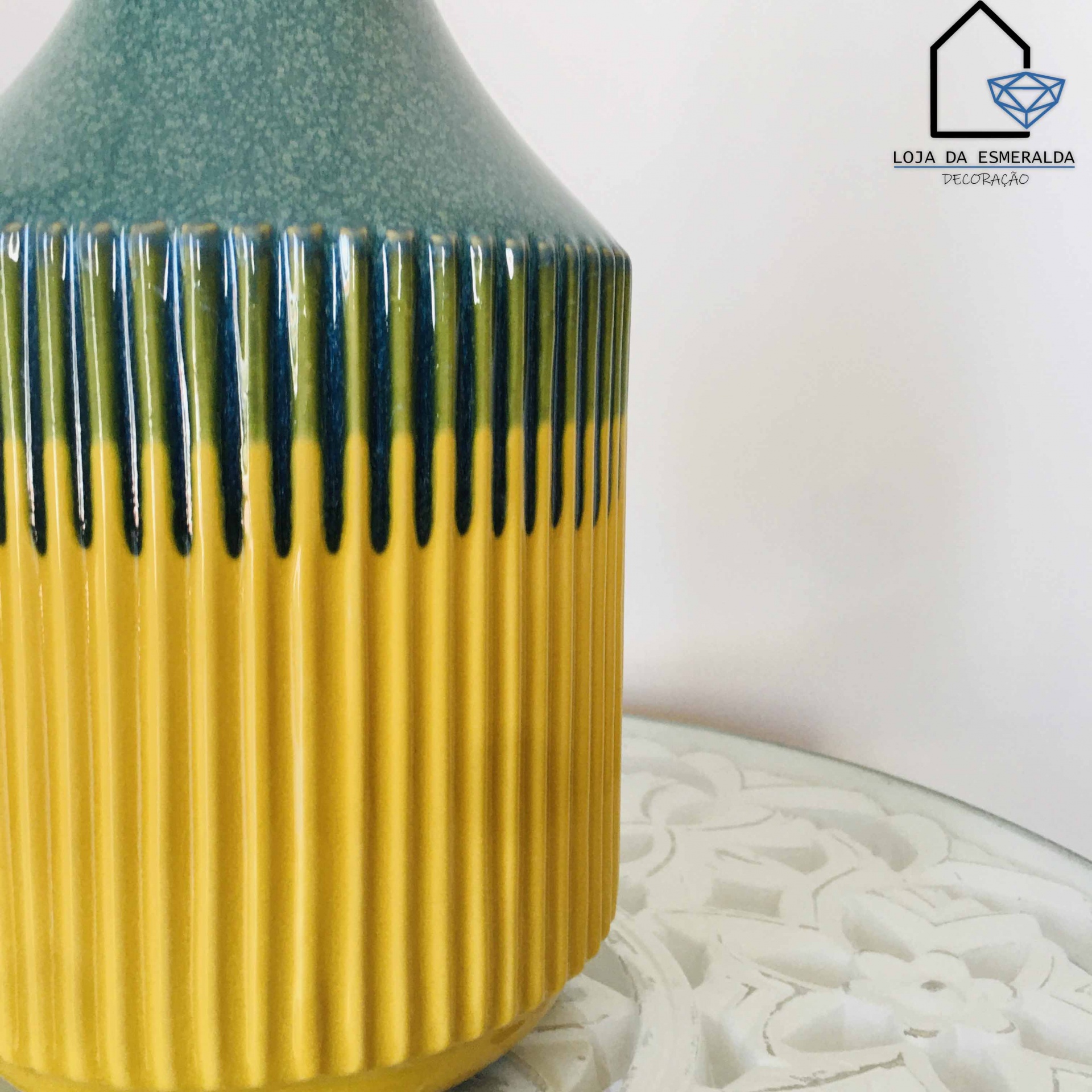 Frasco decorativo amarelo e verde azulado em cerâmica com textura