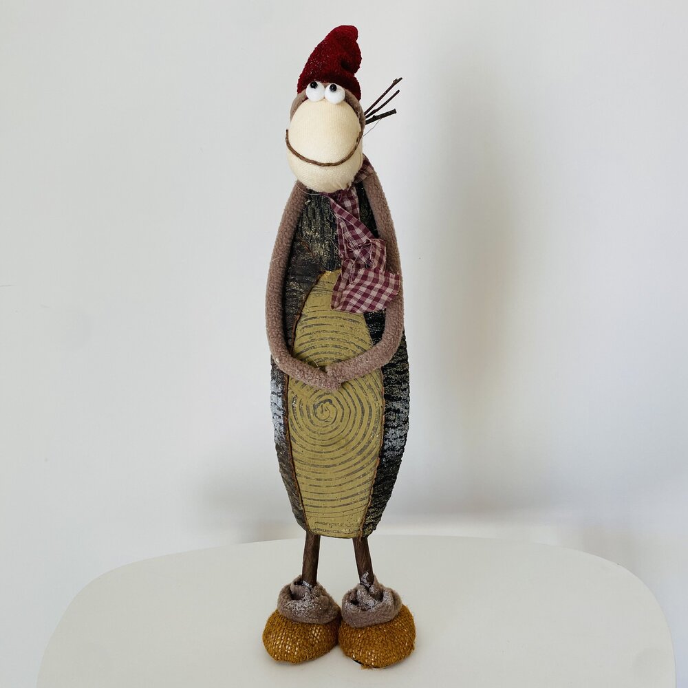 Estátua decorativa de pessoa alongada em madeira e tecido com roupas xadrez e gorro vermelho