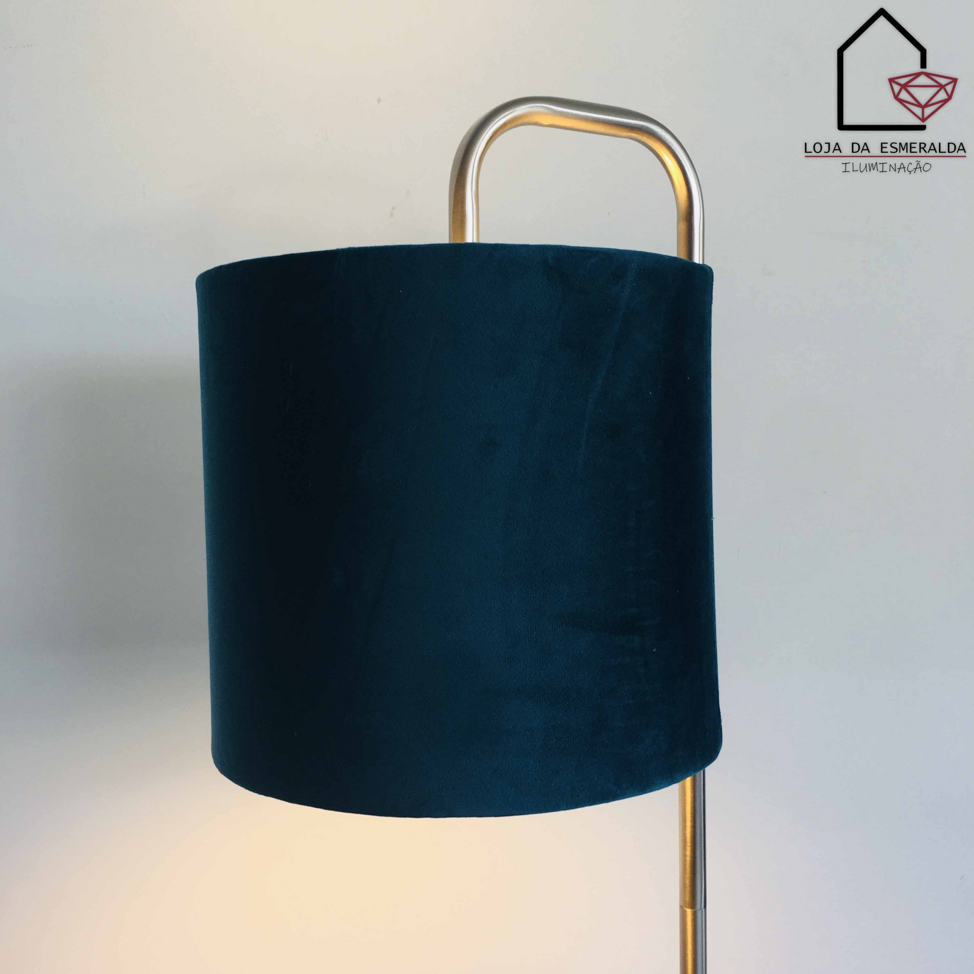 Candeeiro de pé com cúpula azul escura e estrutura dourada