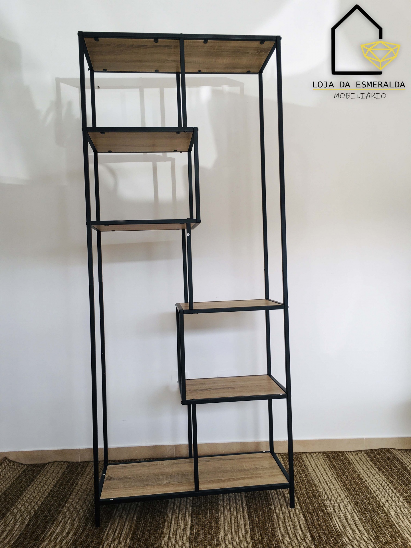 Estante metálica preta com prateleiras de madeira, design assimétrico.