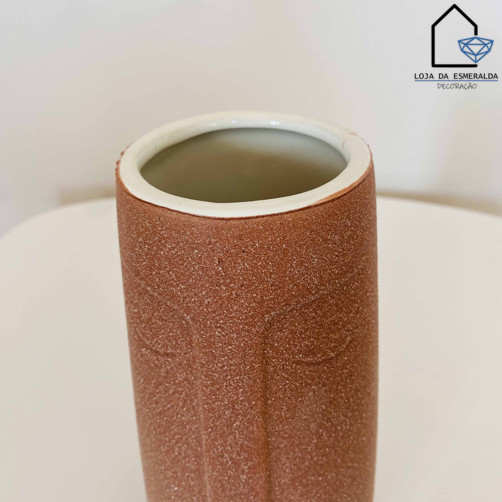 Vaso cilíndrico de cerâmica castanho com interior branco