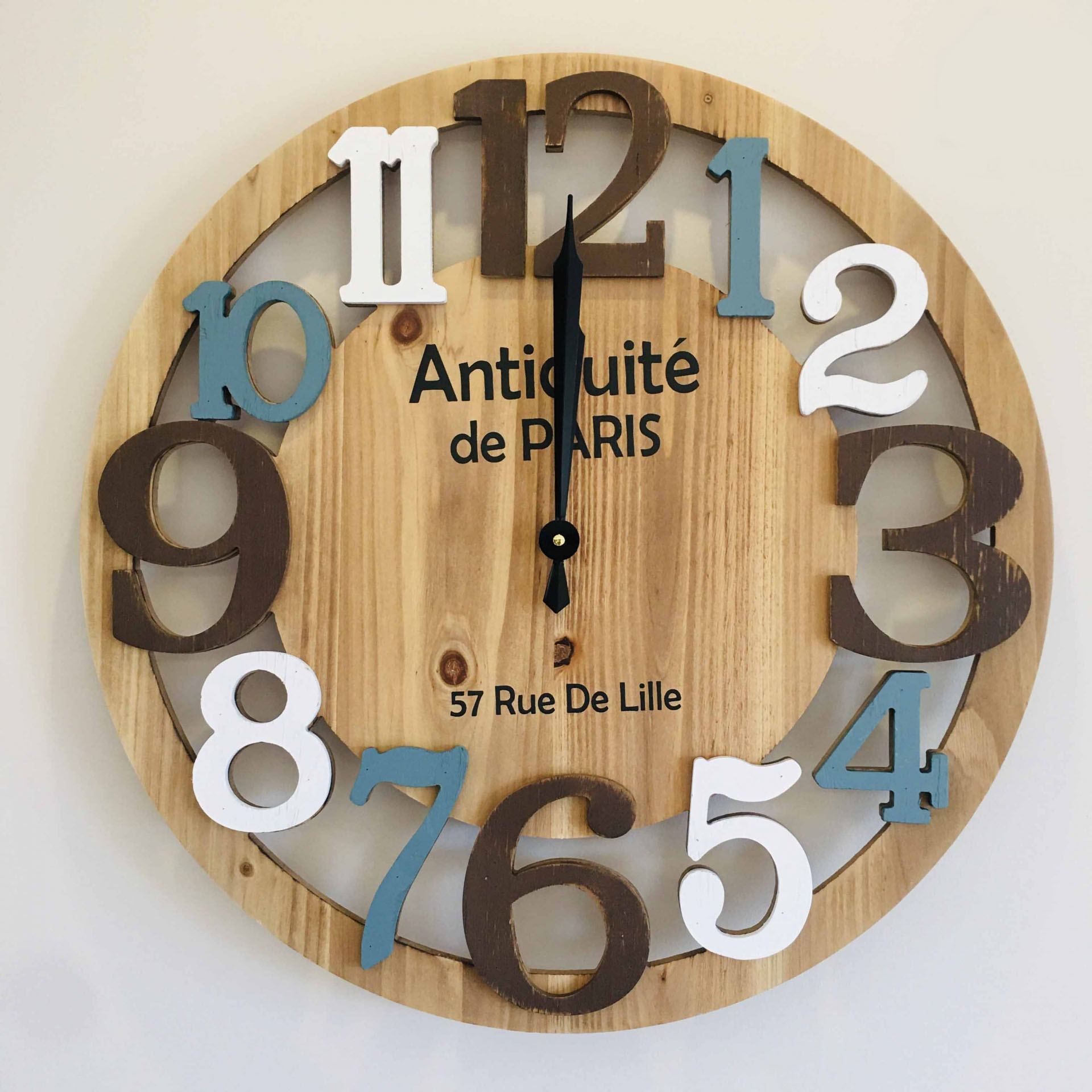 Relógio de parede de madeira com números coloridos e texto Antiquité de PARIS